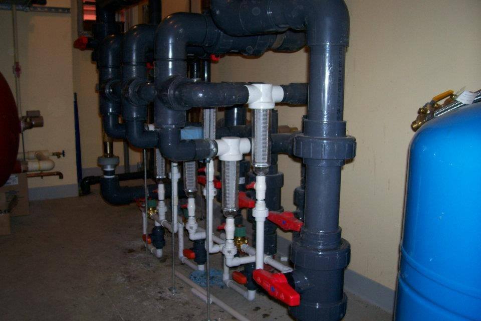 Master technician completing certified electrofusion and loop pressure validation.